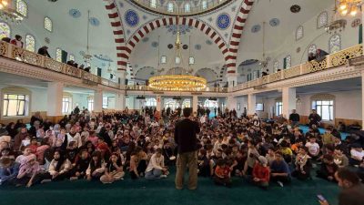 Sosyal medya fenomeni Sertaç Güngör’ü Kocaelili çocuklarla camide buluşarak, sosyal