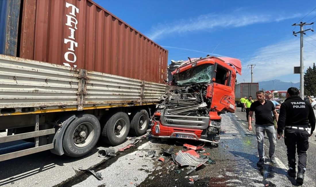 D-650’de 3 tır, 1 minibüsün karıştığı zincirleme kazada yol savaş alanına döndü Sakarya’nın Pamukova ilçesi D-650 kara yolunda 3 tır, 1 minibüsün