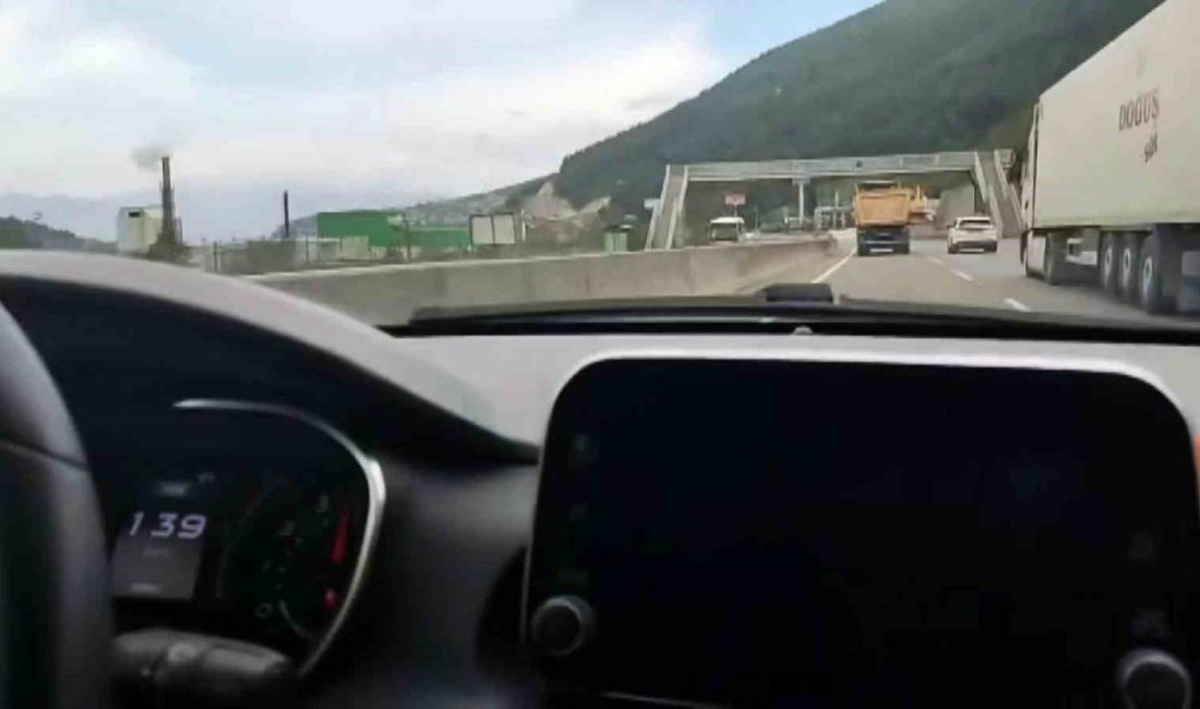 D-650’de otomobiller kamyona yetişemedi Sakarya’nın Geyve ilçesi D-650 kara yolunda bir otomobil sürücüsü 139