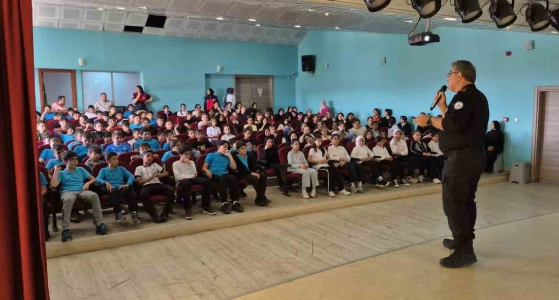 Darıca’da 900 öğrenciye afet farkındalık eğitimi verildi Çayırova Belediyesi Arama Kurtarma Timi, Darıca’daki ortaokulda 900 öğrenci ve