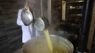 Darıca Belediyesi bünyesindeki aşevi, her gün yaşlı, engelli ve yemek