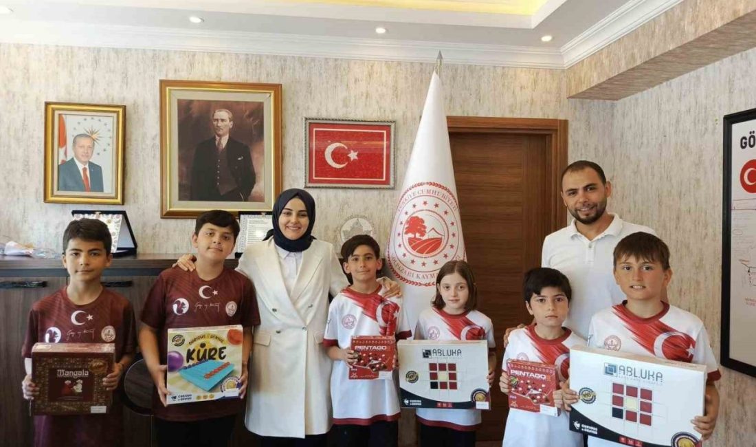 Dereceye giren öğrencilerden kaymakama ziyaret Bilecik’in Gölpazarı ilçesinde düzenlenen Akıl ve Zekâ Oyunları Yarışması’nda dereceye