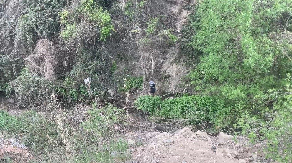 Dilenci önde zabıta amiri arkada adeta maraton koşusuna çıktılar Bilecik’te trafik ışıklarında duran araçlardan para isterken zabıta ekipleri görünce