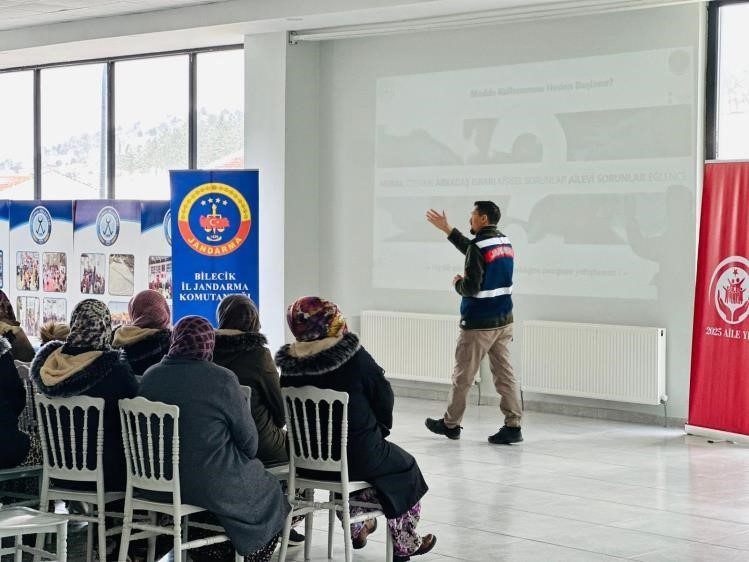 Dodurga’da ’Ailenin Önemi’, ’En İyi Narkotik Polisi Anne’ ve ’Kadına Yönelik Şiddetle Mücadele’ başlıklı eğitim Bilecik’te 2025 Aile Yılı kapsamında Dodurga Belediyesi Konferans Salonunda belde