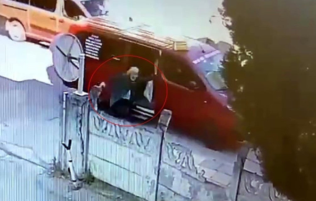 Dolmuştan inmek istedi, araç hareket edince sürüklendi Sakarya’nın Adapazarı ilçesinde bir dolmuştan inmek isteyen 71 yaşındaki kadın,