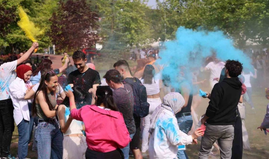 DÜFest 2025 Renkli görüntülere sahne oldu Düzce Üniversitesi tarafından geleneksel olarak düzenlenen ve bu yıl da