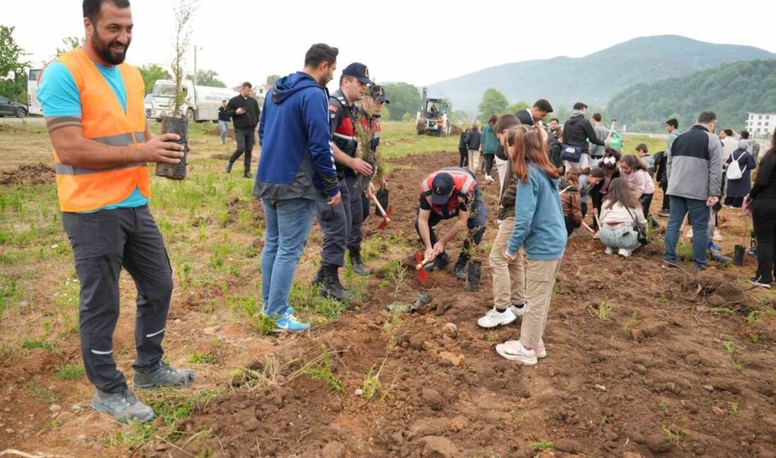 Dünya iklim gününde fidan diktiler DÜZCE(İHA) – Düzce Üniversitesi (DÜ) öğrencileri sel felaketinden etkilenen ve