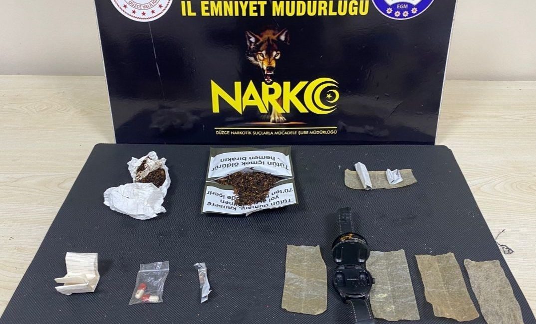 Düzce’de 2 uyuşturucu taciri tutuklandı DÜZCE (İHA) – Düzce’de sokak satıcılarına yönelik yapılan çalışmalarda bir