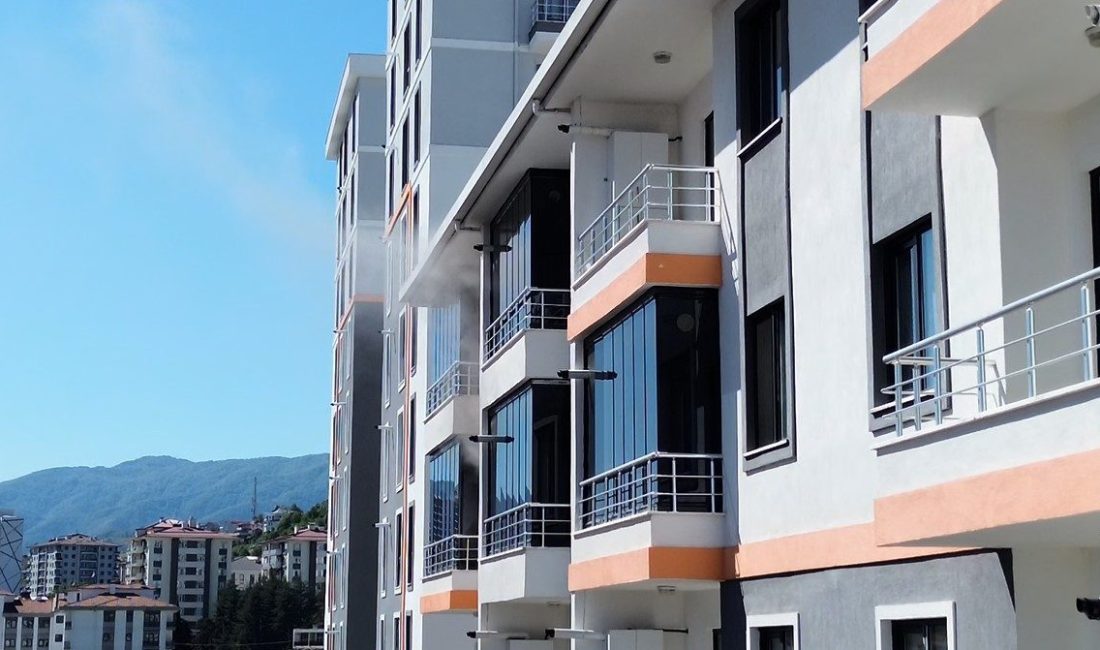 Düzce’de 6 katlı binada korkutan yangın Düzce’de 6 katlı binada çıkan yangın, itfaiye ekiplerince söndürüldü. Edinilen