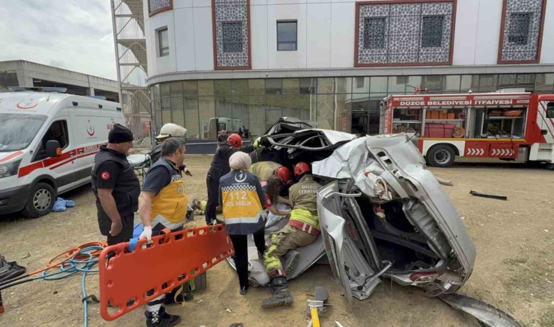 Düzce’de feci kaza 2 yaralı Düzce’nin Konuralp bölgesinde virajı alamayan otomobil 50 metreden şarampole uçtu.