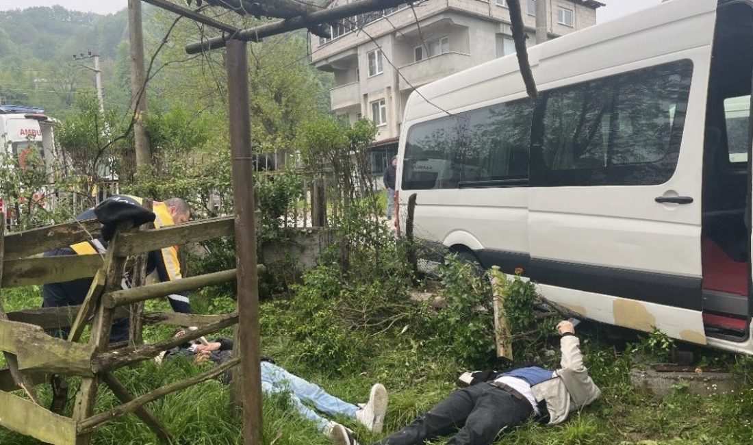 Düzce’de işçi servisi ağaca çarptı, 8 kişi yaralandı Düzce’de sabah saatlerinde işçileri taşıyan minibüs ağaca çarptı. Kazada 8