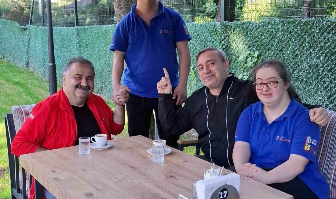 Düzce’de kusursuzda bir mola verdiler Tiyatro gösterimi için Düzce’ye gelen ünlü tiyatro ve sinema sanatçıları,