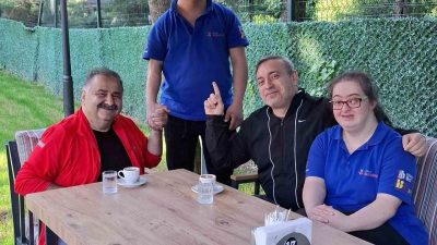 Tiyatro gösterimi için Düzce’ye gelen ünlü tiyatro ve sinema sanatçıları,