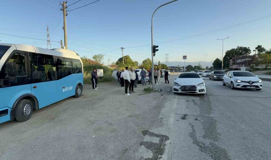 Düzce’de otomobil ışıklarda duran halk otobüsüne çarptı: 6 yaralı Düzce’de otomobil, ışıklarda bekleyen halk otobüsüne çarptı. Kazada otobüste bulunan
