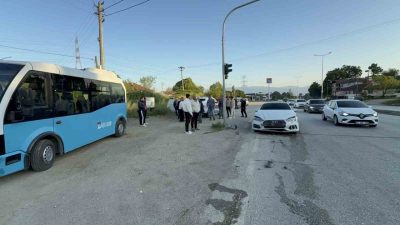 Düzce’de otomobil, ışıklarda bekleyen halk otobüsüne çarptı. Kazada otobüste bulunan