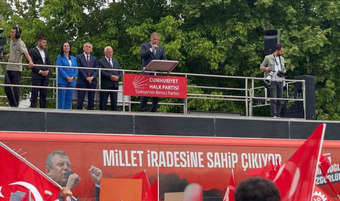 Ekrem İmamoğlu’ndan mektup: “Alnımız ak, başımız dik” CHP Genel Başkanı Özgür Özel’in katıldığı Düzce mitinginde, cezaevindeki İstanbul