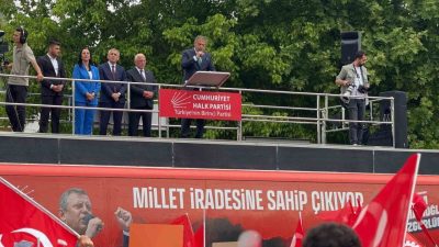 CHP Genel Başkanı Özgür Özel’in katıldığı Düzce mitinginde, cezaevindeki İstanbul