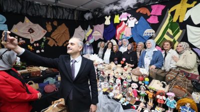 Çayırova’da kadınlar, el emeği göz nuru eserlerini sergileyerek görücüye çıkardı.
