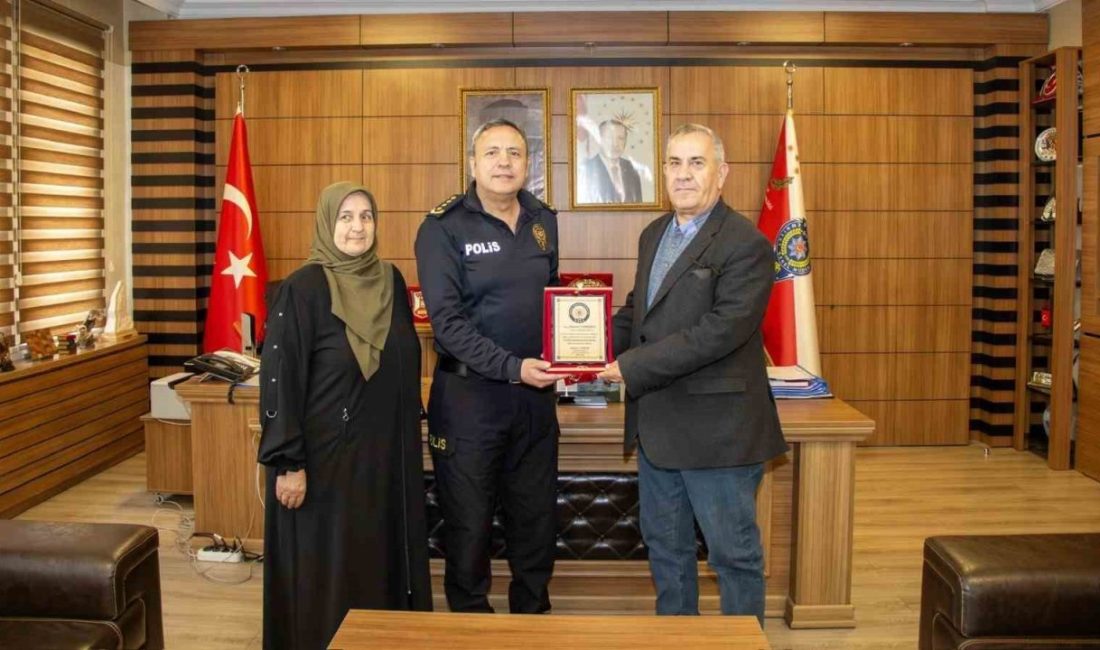 Emekliye ayrılan meslektaşına vefa plaketi Bilecik İl Emniyet Müdürü Hakan Yılmaz, teşkilatta uzun yıllar görev