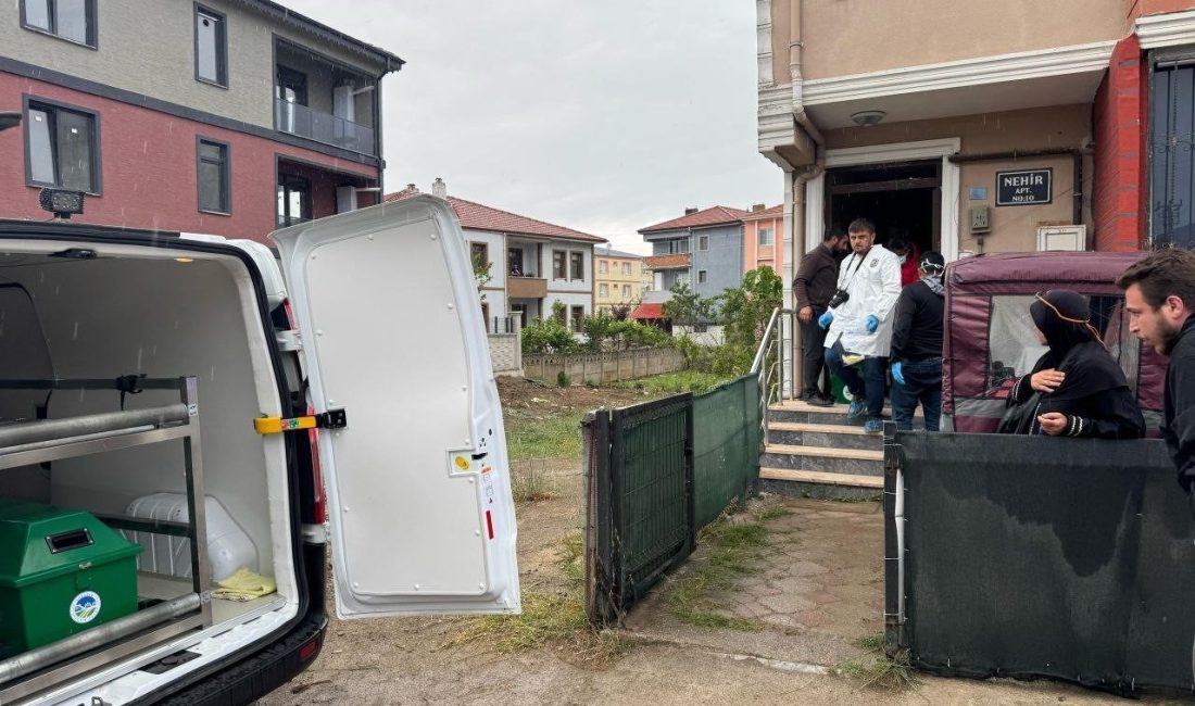 Eski oyuncu evinin balkonunda ölü bulundu Sakarya’nın Karasu ilçesinde bir dönem oyunculuk yaptığı öğrenilen Ahmet Fırat,