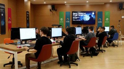 Sakarya Büyükşehir Belediyesi, gençlerin yeteneklerini keşfetmek ve teknolojiye olan ilgilerini