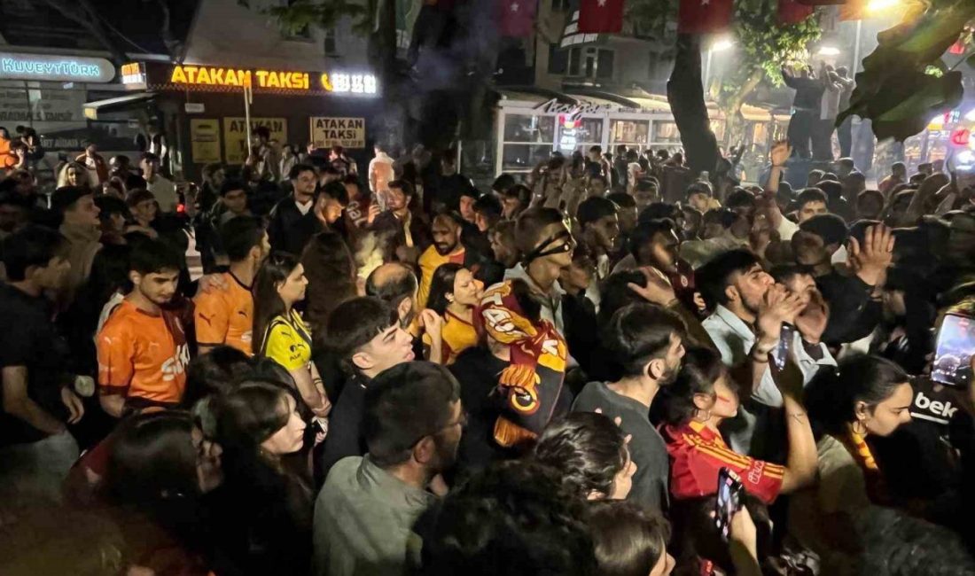 Fenerbahçe forması ile Galatasaray’ın şampiyonluğunu kutladı Galatasaray’ın 25. şampiyonluğu Kocaeli’nde renkli görüntülere sahne oldu. Fenerbahçeli taraftarlar