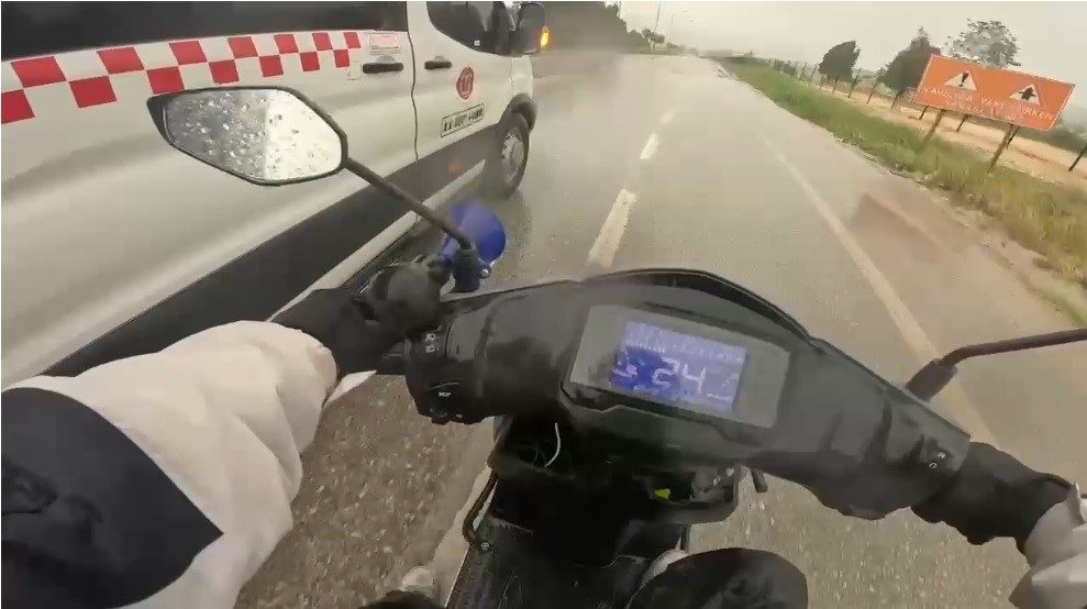 Fırtınadan etkilenen motosiklet sürücüsünün imdadına minibüsçü yetişti Bilecik’te bir adrese paket servisi götüren kurye yolda fırtınaya yakalanınca