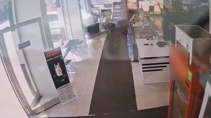 Fren yerine gaza bastı, kasap dükkanına daldı Bolu’da aracını park etmeye çalıştığı esnada fren yerine gaza basan