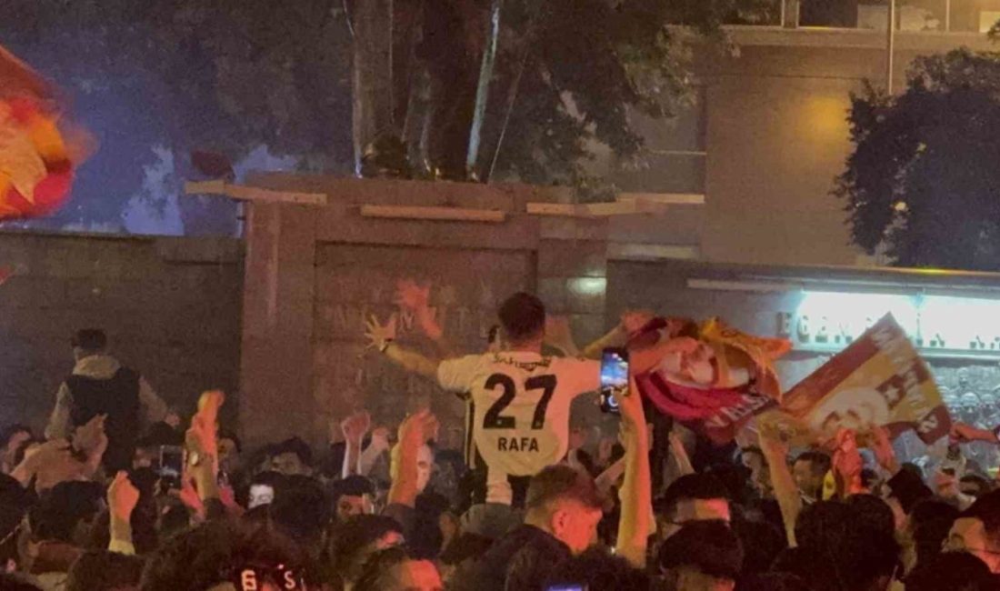 Galatasaray’ın şampiyonluğunda dikkat çeken kutlama Düzce’de Galatasaray’ın şampiyonluk kutlamalarında Fenerbahçe ve Beşiktaşlı taraftarların da yer