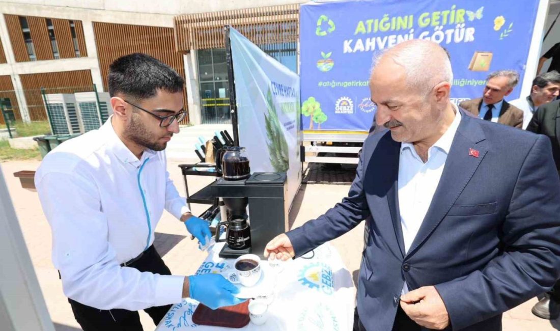 Gebze Belediyesi’nden ’Atığını Getir Kahveni Götür’ Gebze’de atıklarını getiren öğrenciler, geri dönüşüme katkı sağladıkları için ücretsiz