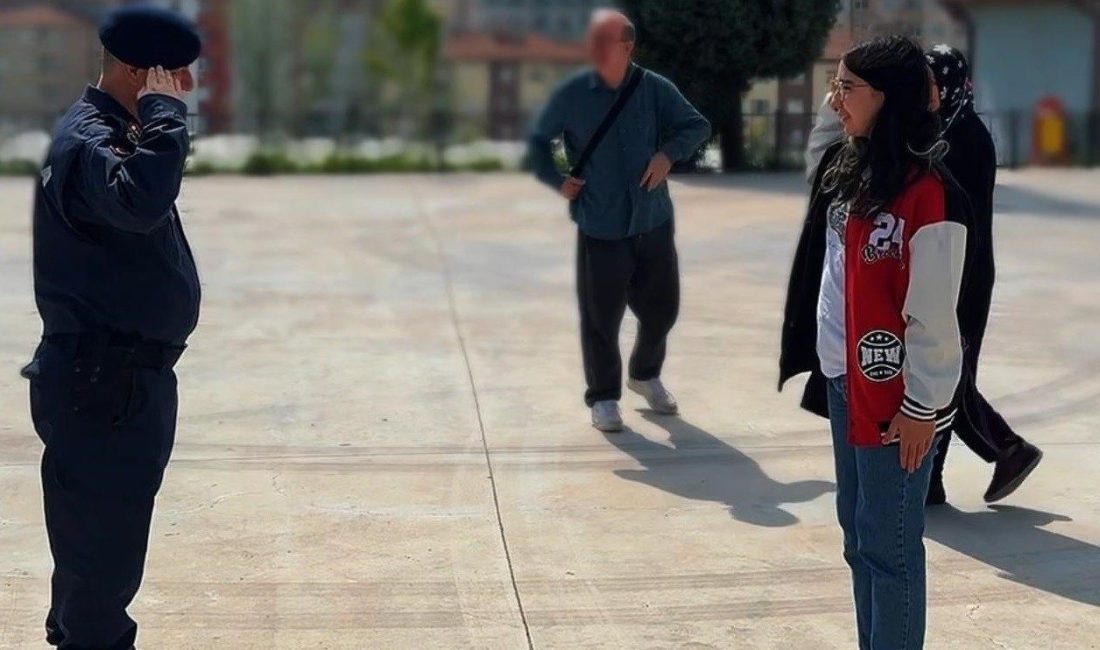 Genç kızın jandarma hayali gerçekleşti Bilecik’te yaşayan Kardelen Bolat’ın jandarma olma hayali gerçeğe dönüştü. Jandarma