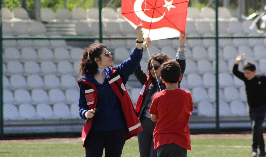 Gençler, çocuklar ve özel bireyler uçurtma şenliğinde buluştu Kastamonu’nun Tosya ilçesinde düzenlenen uçurtma şenliğinde bir araya gelen çocuklar,