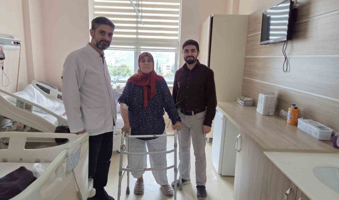 Geyve’de ilk kez kalça protezi ameliyatı yapıldı Geyve Devlet Hastanesi’nde ilk kez kalçadan dizkapağına uzanan bölgede femur