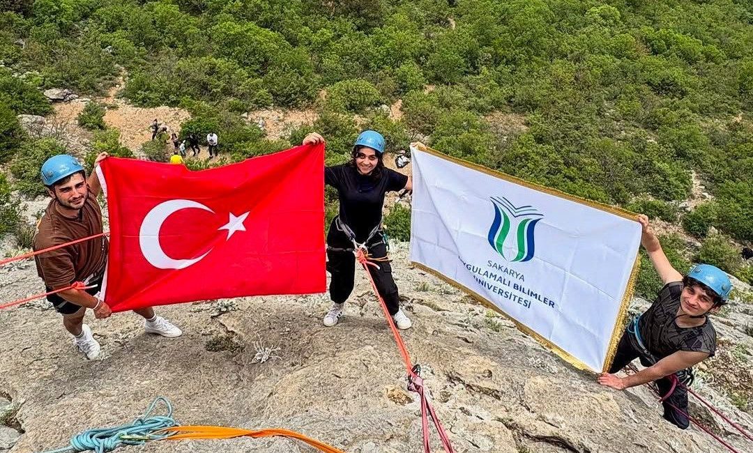 Geyve’de kaya tırmanışı yaptılar SUBÜ Dağcılık ve Doğa Sporları Topluluğu, Geyve’de deneyimli eğitmenler eşliğinde