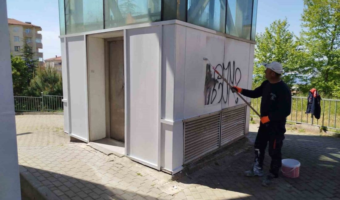 Gölcük’te üst geçitlerin bakımı yapılıyor Vatandaşların konforlu ulaşım sağlaması amacıyla Gölcük Değirmendere’deki yaya üst geçitlerin