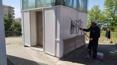 Vatandaşların konforlu ulaşım sağlaması amacıyla Gölcük Değirmendere’deki yaya üst geçitlerin