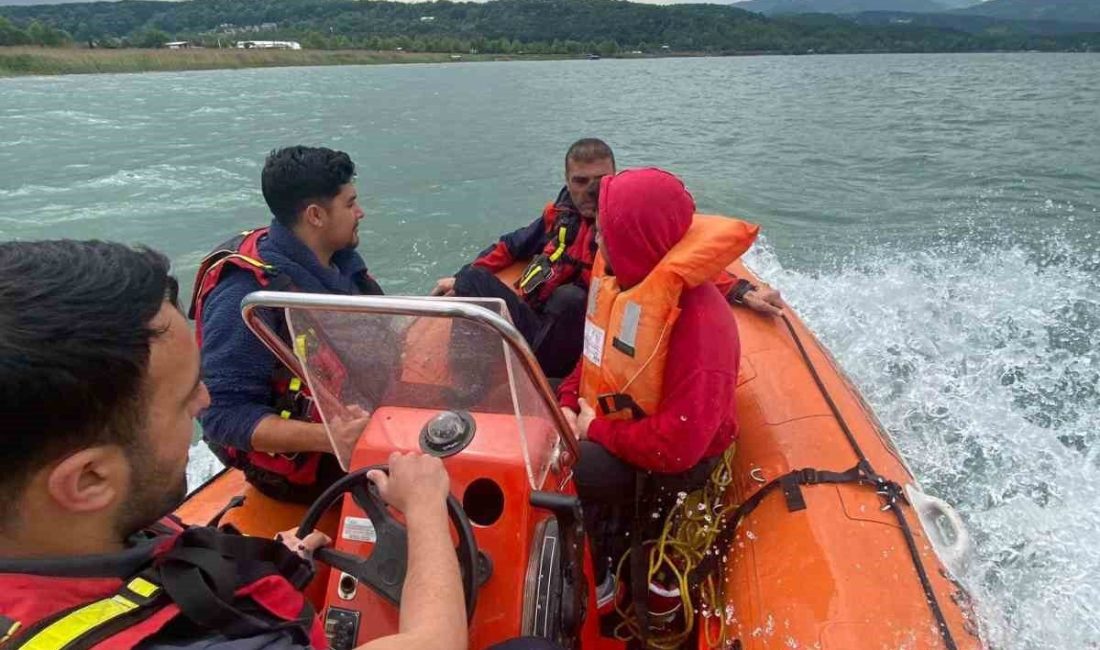 Göle botla açılan ve mahsur kalan 2 kişi AFAD ekiplerince kurtarıldı Sakarya’nın Arifiye ilçesinden Sapanca Gölü’ne botla açılan ve mahsur kalan
