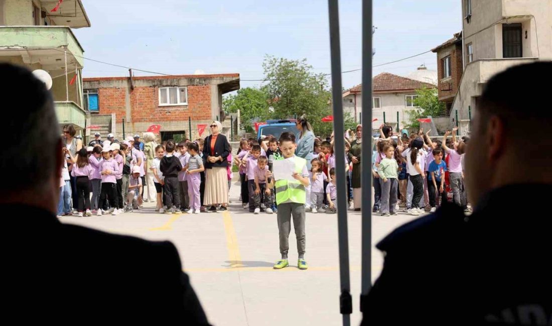 Güvenli trafiğin şartlarını ‘tebessümle’ öğrendiler Sakarya Büyükşehir Belediyesi 1-7 Mart Trafik haftası çerçevesinde gerçekleştirdiği anlamlı