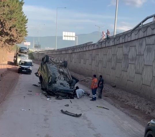 Hafif ticari araç 5 metre yükseklikten uçarak ters döndü: 2 yaralı Kuzey Marmara Otoyolu Kocaeli geçişinde seyir halinde olan hafif ticari