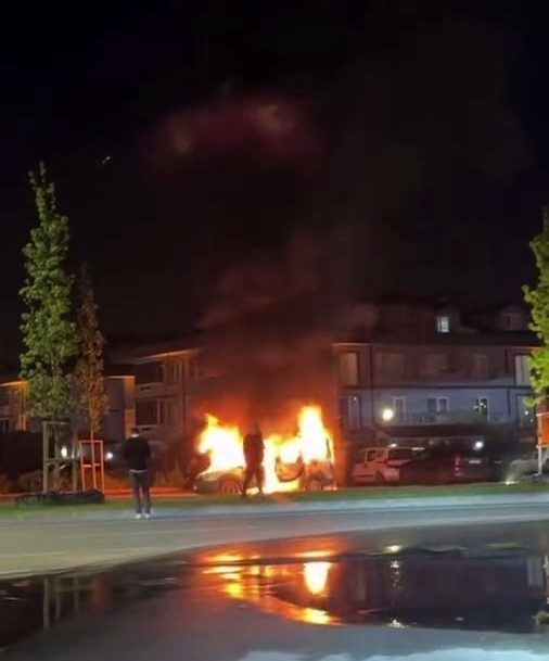 Hafif ticari araç alev topuna döndü Sakarya’nın Serdivan ilçesinde gece saatlerinde alevlere teslim olan hafif ticari