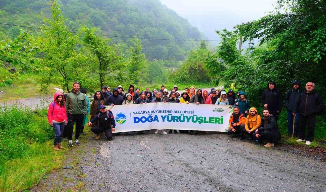 Hafif yağmur eşliğinde tabiatı keşfettiler Sakarya Büyükşehir Belediyesi’nin doğa yürüyüşleri, Geyve’de bulunan Kılıçkaya Zirve Parkuru’nda