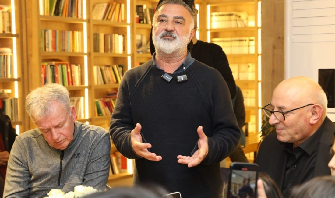 Hafızalarda ‘Erdal Bakkal’ karakteri ile yer edinen usta oyuncuya Karasu’da yoğun ilgi Hafızalarda ‘Erdal Bakkal’ karakteriyle yer edinen usta oyuncu Cengiz Bozkurt,