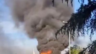 Kocaeli’nin Gebze ilçesinde seyir halindeki hafriyat kamyonu alevlere teslim oldu.