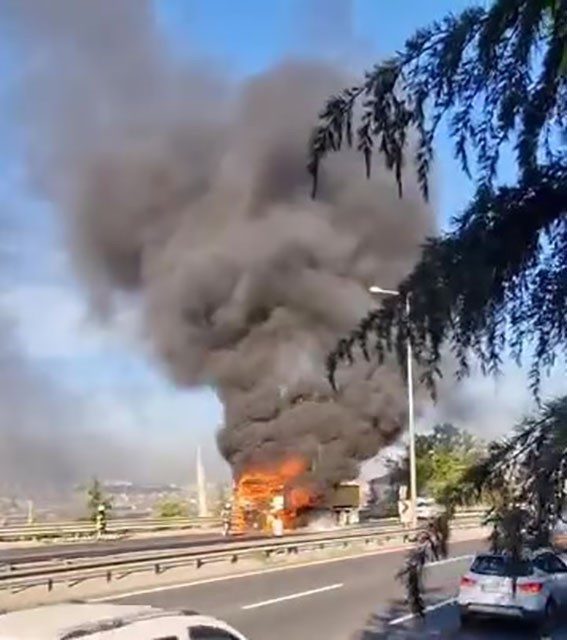 Hafriyat kamyonu alevlere teslim oldu, gökyüzü siyah dumanla kaplandı Kocaeli’nin Gebze ilçesinde seyir halindeki hafriyat kamyonu alevlere teslim oldu.