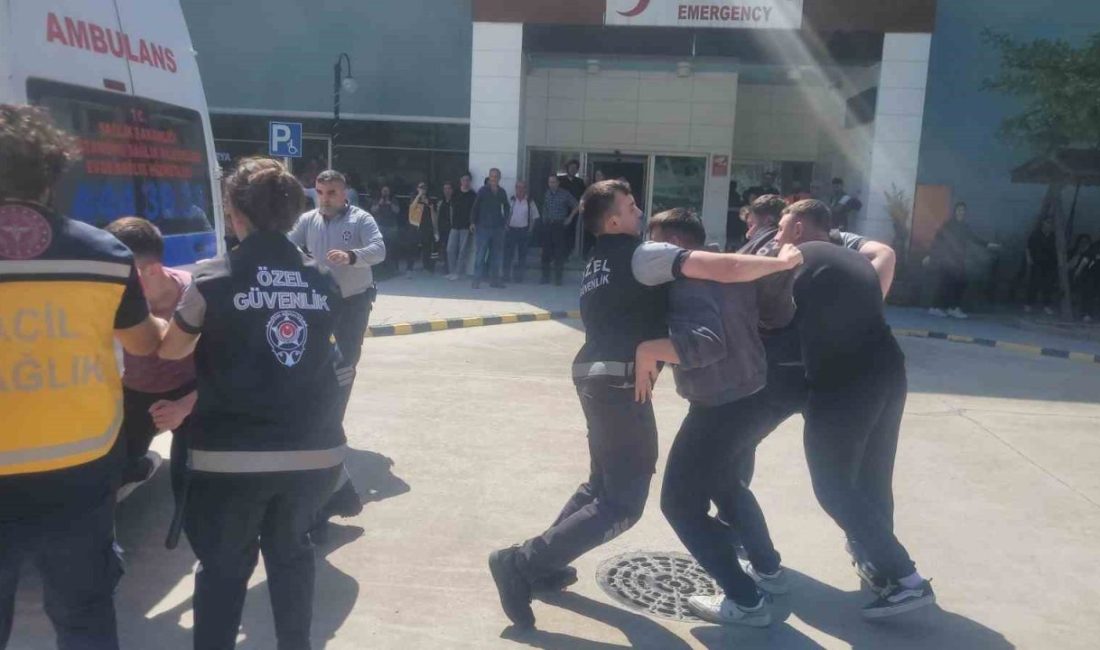 Hastanedeki yangın tatbikatında öğrencilerin performansı gerçeği aratmadı Kastamonu’nun İnebolu ilçesinde bulunan hastanede yapılan yangın tatbikatında vatandaşların ve