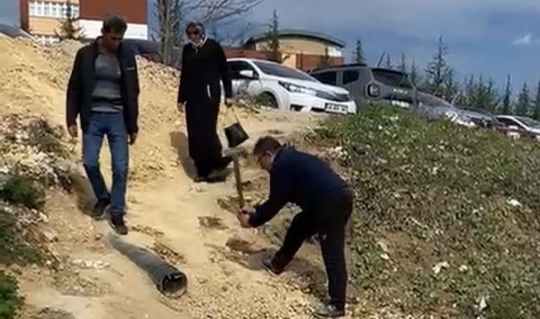 Hastanenin kestirme rampasında düştü: Yola tepki videosu çekerken biri daha düştü Bolu’da İzzet Baysal Eğitim ve Araştırma Hastanesi’ne kumlu rampadan çıkarken