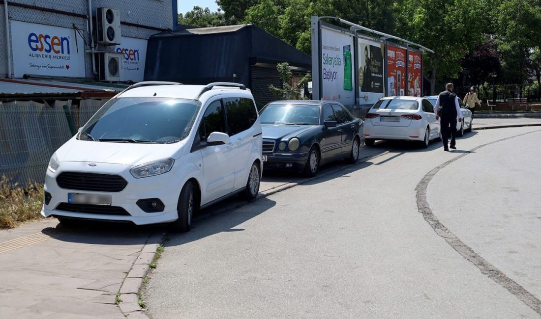 Hatalı park yaparak yaya geçişlerini engelleyen araç sürücüleri tek tek uyarıldı Sakarya Büyükşehir Belediyesi, şehrin her köşesinde denetimlerine devam ediyor. ‘Bu