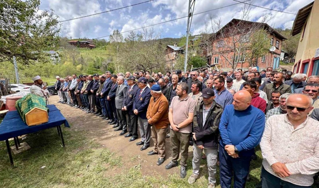 Hayatını kaybeden şehit babası son yolculuğuna uğurlandı Kastamonu’nun Devrekani ilçesinde hayatını kaybeden Şehit Jandarma Er Birol Açıkgöz’ün