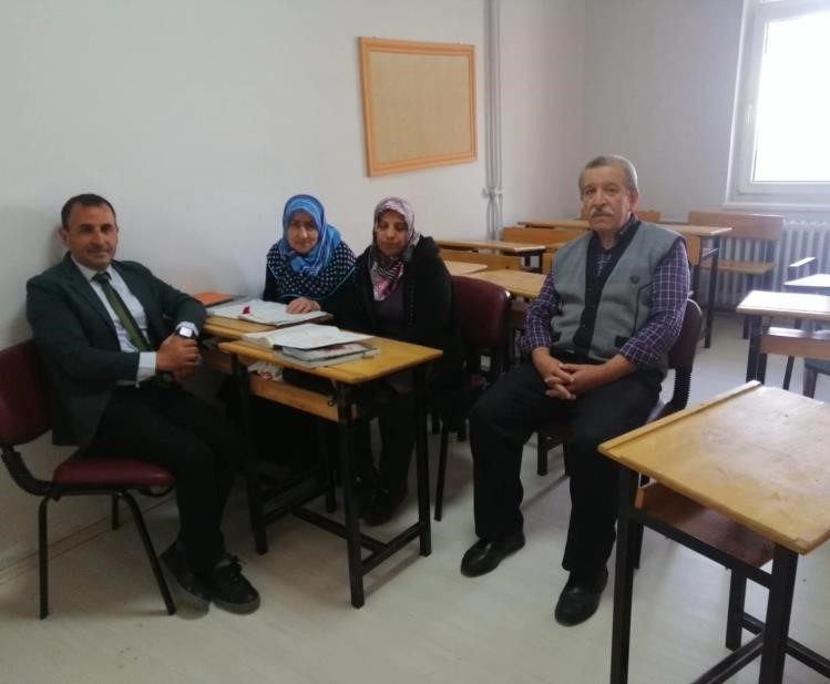 İlerlemiş yaşlarına rağmen okuma yazma öğreniyorlar Söğüt İlçe Milli Eğitim Müdürü Ahmet Yıldırım, Okuma-Yazma Kursu’nu ziyaret