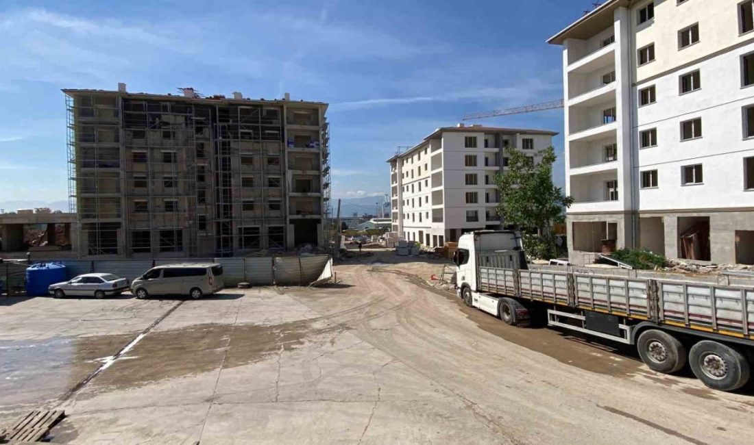 İnşatta fenalaşan işçiye vinç yardımıyla müdahale edildi Kocaeli’de inşaatta fenalaşarak yere yığılan işçi, itfaiye ekipleri tarafından vinç